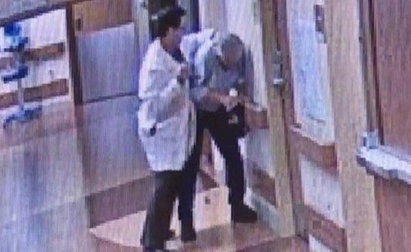 بالفيديو.. طبيب يعتدي بالضرب على مرافق مريض