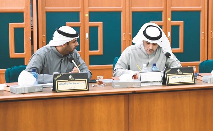 أحمد الفضل ويوسف الفضالة أثناء اجتماع اللجنة﻿