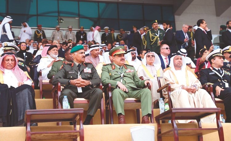 الفريق الركن محمد الخضر والفريق الركن م.هاشم الرفاعي يتابعان فعاليات المعرض﻿