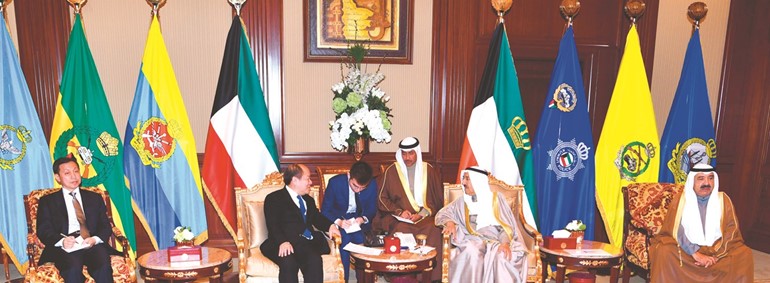 صاحب السمو الأمير مستقبلا نائب رئيس مجلس الإصلاح والتنمية التابع للرئاسة الصينية تينغ جي جه بحضور الشيخ ناصر صباح الاحمد ﻿