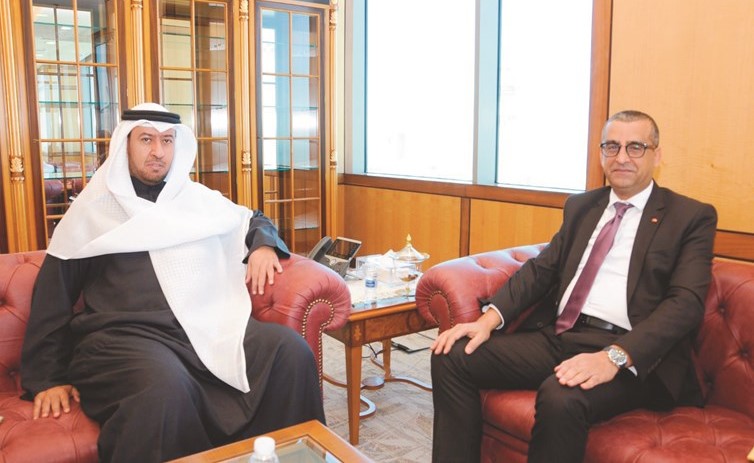 المستشار د.فهد العفاسي مستقبلا السفير أحمد بن الصغير﻿