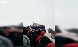 بالفيديو.. الجليد يتسبب في انزلاق السياح من على سور الصين العظيم
