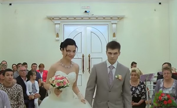 بالفيديو.. شاهد ردة فعل العروس بعد أن أغمي على العريس بعد سؤاله في المحكمة حول الموافقة على الزواج