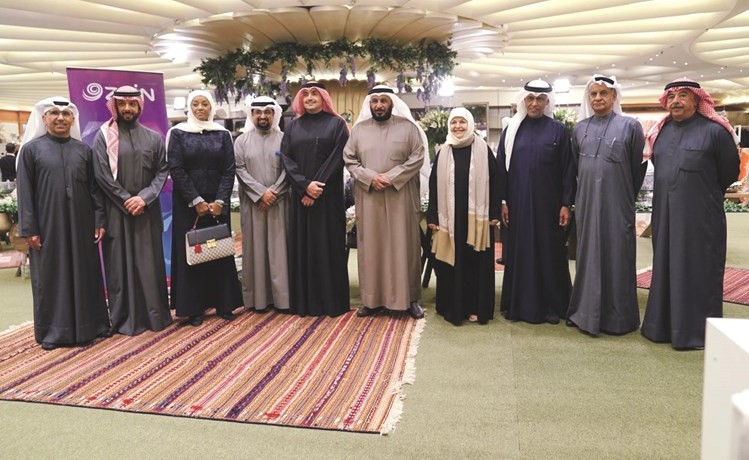 سعد الخراز يتوسط كبار ضيوف المعرض ومسؤولي زين﻿