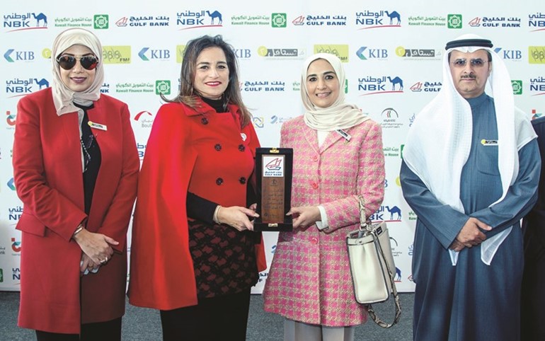 مريم العقيل تسلم سلمى الحجاج جائزة التميز﻿