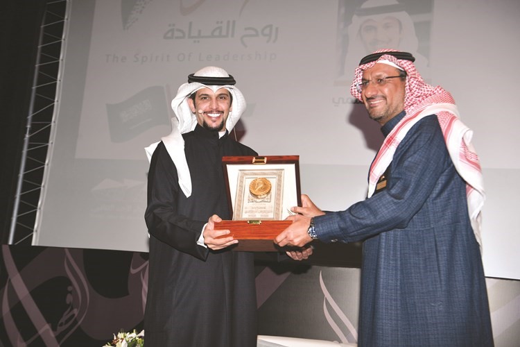 خالد السليمان مكرما مقدم الندوة محمد الوسمي﻿