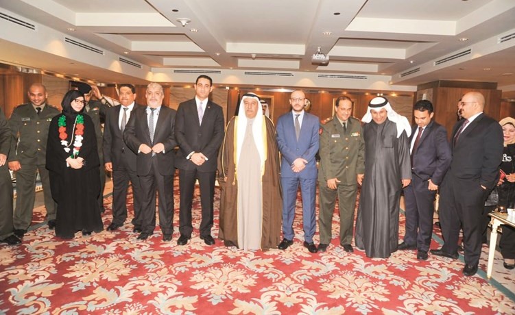 السفير محمد الذويخ وحسام زعتر يتوسطان الحضور -(ناصر عبدالسيد) ﻿