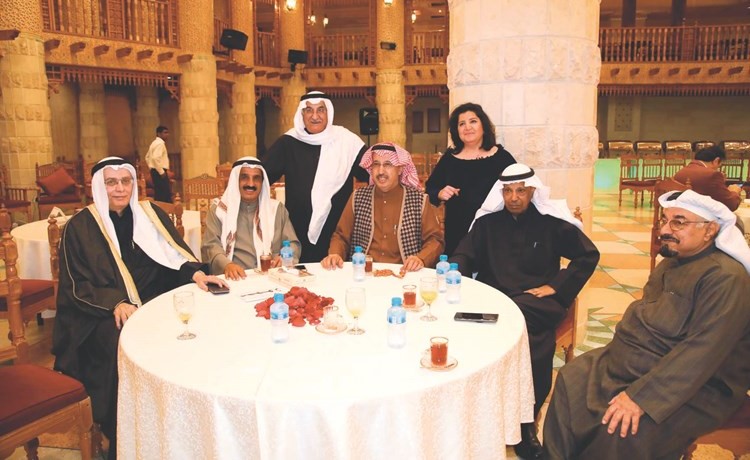 د.مصطفى بهبهاني ونجلاء النقي والزميل سامي النصف وعدد من الحضور خلال الحفل﻿