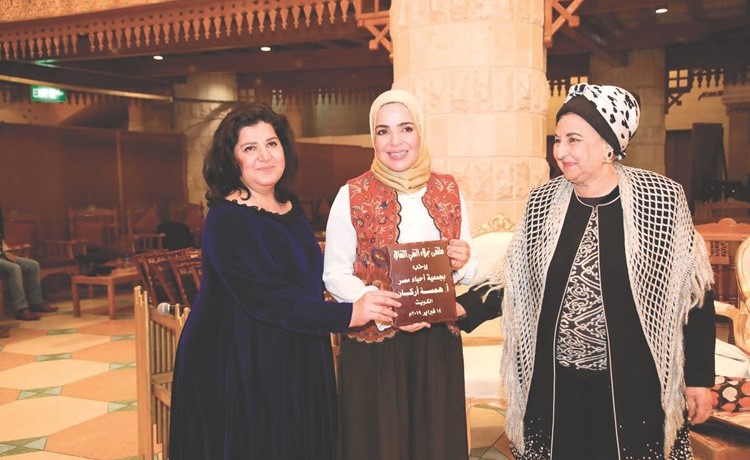 تكريم الفنانة منى عبدالغني على هامش الحفل 	(زين علام)﻿
