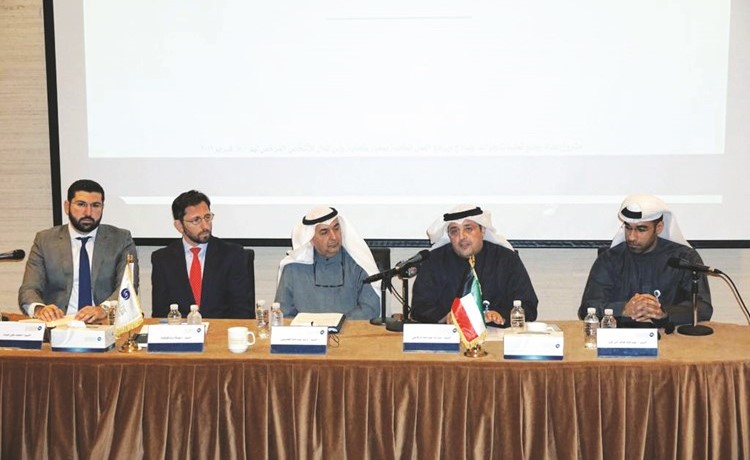 الرفاعي متوسطا المتحدثين أثناء المؤتمر الصحافي﻿