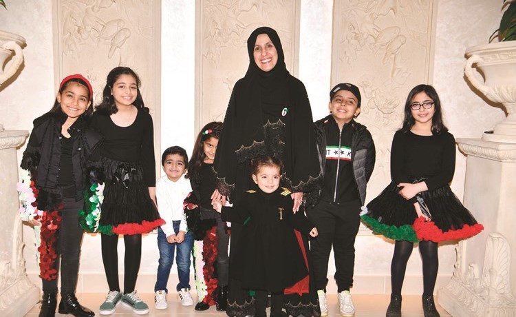  سنان الأحمد مع عدد من الأطفال المشاركين -(قاسم باشا)﻿