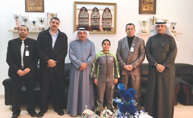 مدير المدرسة بسام المبارك العازمي وشريف فتح الله وسعد الزعبي والطالب وليد الشمري﻿
