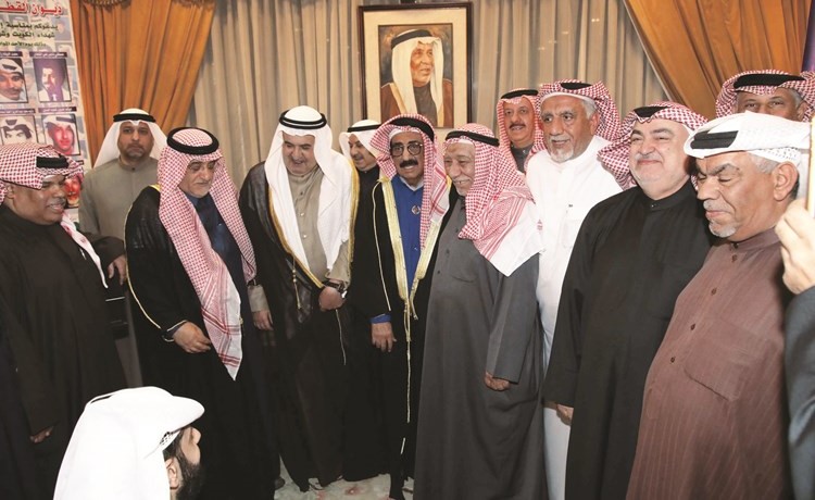 النائب خليل الصالح وعلي البغلي مع بعض الحضور	(زين علام)﻿