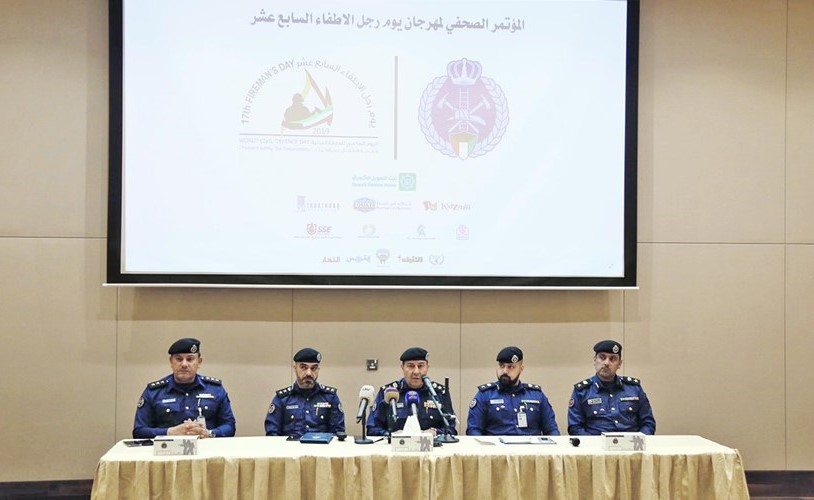 العميد خليل الأمير متوسطا ضباط الإطفاء خلال المؤتمر الصحافي﻿