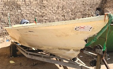 ملصق على أحد القوارب المهملة﻿