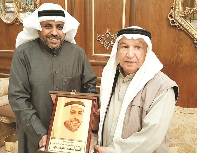 الفنان محمد الخضر يهدي وزير الإعلام والشباب محمد الجبري درعا تذكارية﻿