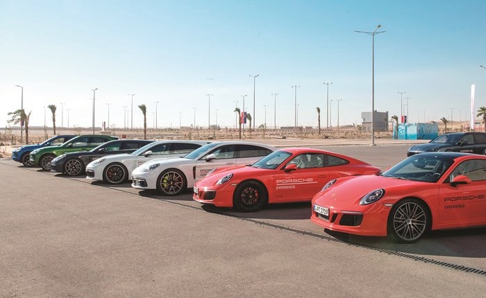 «الخليج» يُطلق تجربة حصرية لعملائه في فعالية بورشه العالمية للقيادة