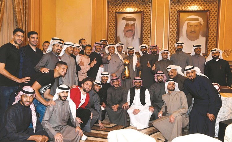 النائب السابق أحمد الشحومي يتوسط أبطال كأس سمو ولي العهد 				(محمد هاشم) ﻿