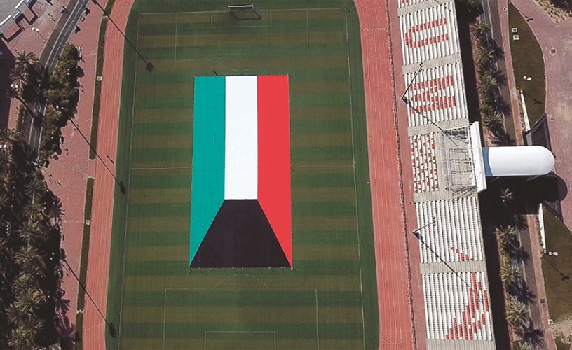 AUM تحقق رقماً قياسياً في «غينيس» بأكبر علم في العالم مؤلف من القمصان