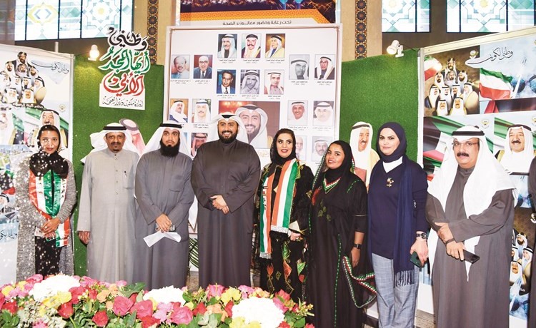 الشيخ د. باسل الصباح وعدد من الوكلاء المساعدين ومسؤولي الوزارة أمام اللوحة (ريليش كومار) ﻿