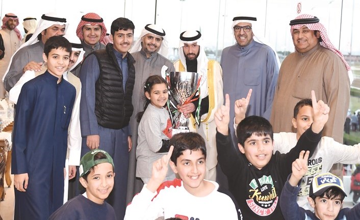 الشيخ مالك الحمود يسلم كأس محافظ الفروانية لإسطبل السرور﻿