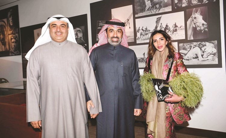 الشيخة سارة الفهد مع محمد المرزوق وعلاء الرومي خلال تدشين المعرض﻿