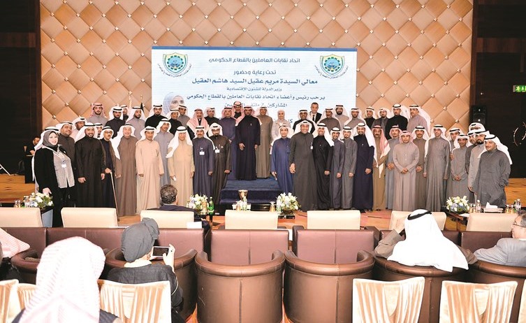 مريم العقيل وحسين العازمي يتوسطان النقابيين خلال الحفل﻿