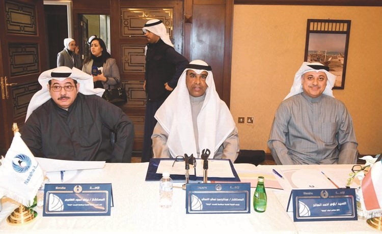 المستشار عبدالرحمن النمش والمستشار رياض الهاجري ولؤي الصالح خلال الورشة- (محمد هاشم) ﻿