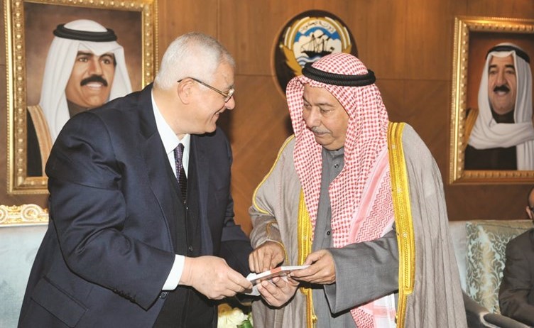 الرئيس السابق عدلي منصور يتسلم العدد الأول من مجلة العربي من السفير الذويخ﻿