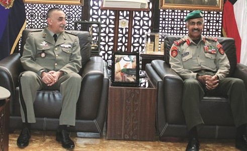الفريق الركن محمد الخضر مستقبلا العقيد الركن المعز الجمالي﻿