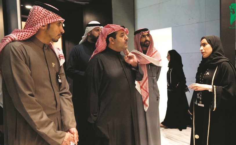 الشيخ صباح ناصر صباح الأحمد متفقدا أجنحة المعرض﻿