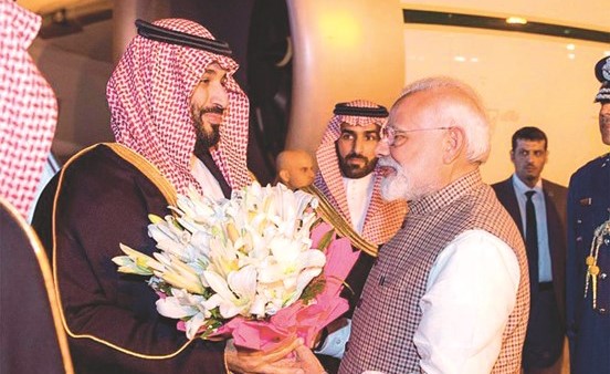 رئيس الوزراء الهندي ناريندرا مودي مرحبا بصاحب السمو الملكي الأمير محمد بن سلمان لدى وصوله نيودلهي أمس       (واس) ﻿
