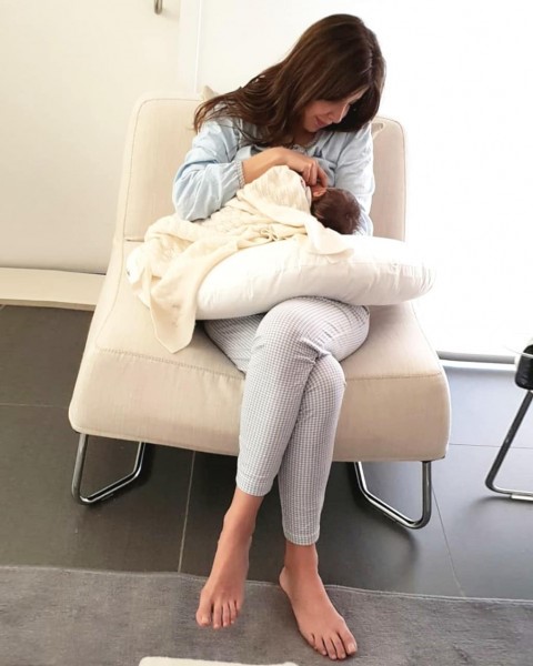 "نانسي عجرم" ترضع طفلتها طبيعياً أمام متابعيها.. لهذا السبب