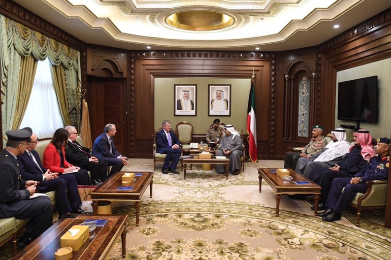 الشيخ ناصر الصباح خلال استقباله وزير التجهيز العسكري البريطاني 