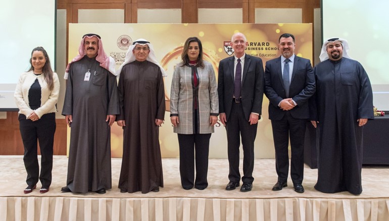الحجاج مع المشاركين في البرنامج
