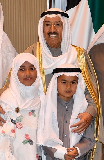 صاحب السمو الأمير الشيخ صباح الأحمد يحتضن طفلين من قرية صباح الأحمد الخيرية في إندونيسيا