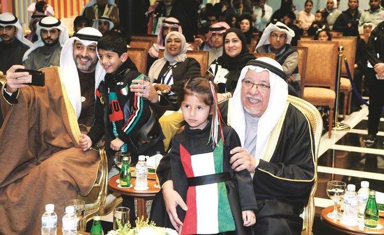 الشيخ علي الجراح والشيخ محمد العبدالله ولحظات أبوية مع أبناء الشهداء خلال الحفل 	(محمد هاشم)﻿
