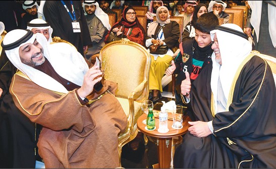 الشيخ محمد العبدالله يلتقط صورة للشيخ علي الجراح مع أحد الأطفال خلال افتتاح مهرجان «شكراً 3» 			  (محمد هاشم)
