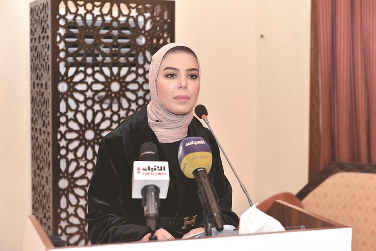 المحامية هديل العنزي متحدثة خلال الحفل﻿