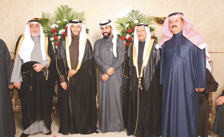 المستشار نصر آل هيد مع المعرس ووالده ووالد العروس نعيم آل هيد وشقيقها هيد آل هيد﻿