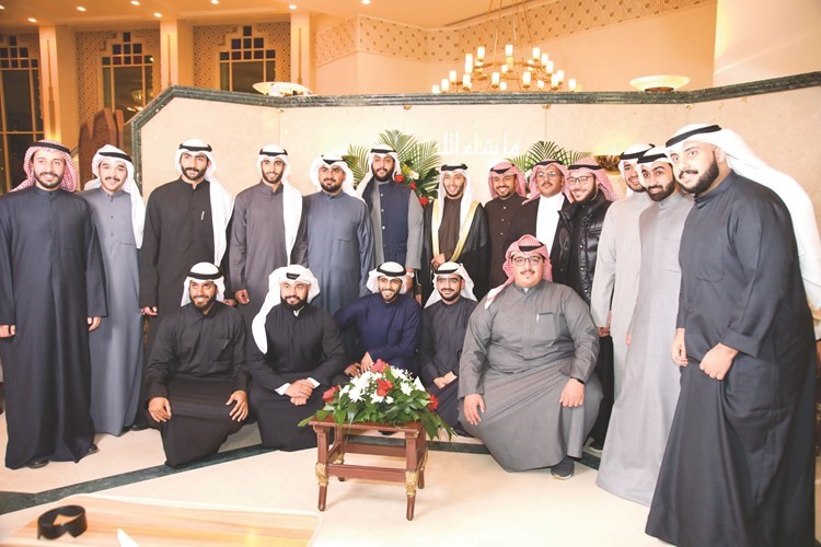 المعرس د.صالح عبدالرحمن بوبشيت متوسطا الأصدقاء في لقطة تذكارية﻿