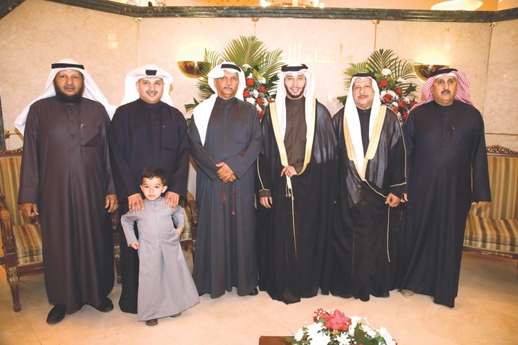 المعرس مع والده وأعمامه غانم وخالد وأسامة وبسام بوبشيت والطفل عبدالرحمن بوبشيت﻿