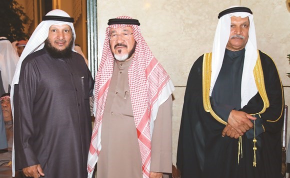 الزميل يوسف عبدالرحمن يهنئ خالد بوبشيت وبسام بوبشيت﻿