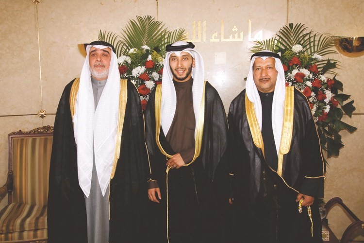 المعرس د.صالح بوبشيت متوسطا والده د.عبدالرحمن بوبشيت ووالد العروس نعيم آل هيد﻿