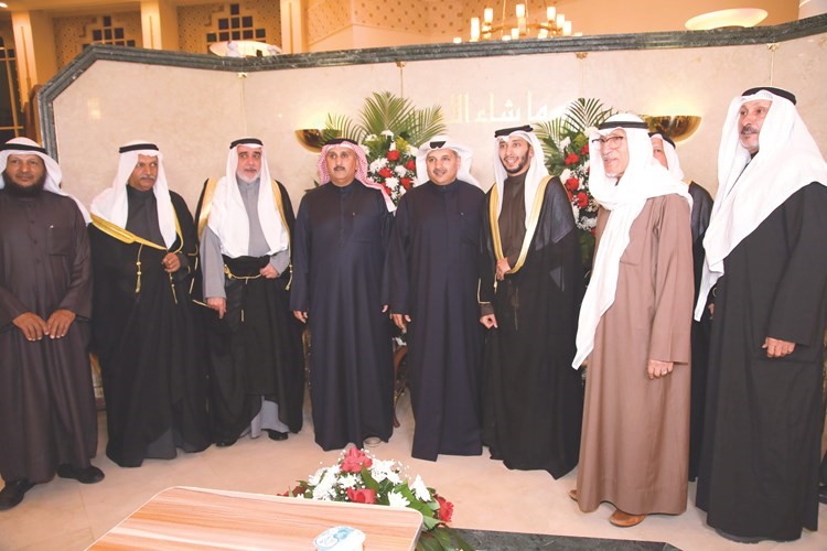 عادل الملا مباركا للمعرس ووالده وأعمامه﻿