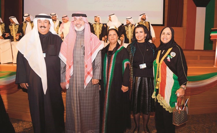د.علي المضف مع الشاعر يوسف الشطي وأ.وفاء المضف وأ.هدى المضف وأ.فاطمة العازمي﻿