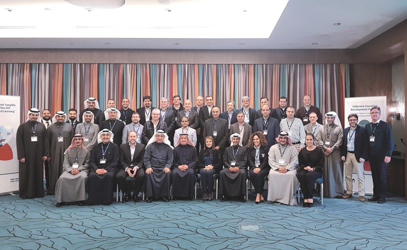 الإدارة التنفيذية للبنك في لقطة جماعية مع المتدربين﻿