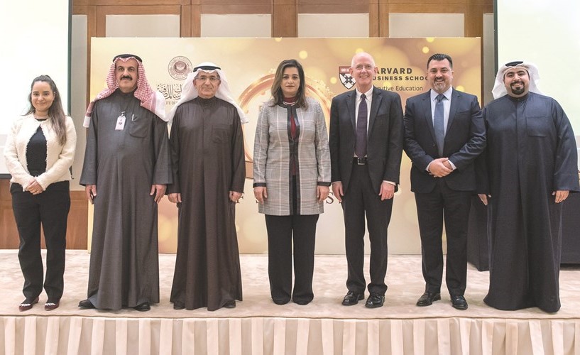الحجاج مع المشاركين في البرنامج﻿
