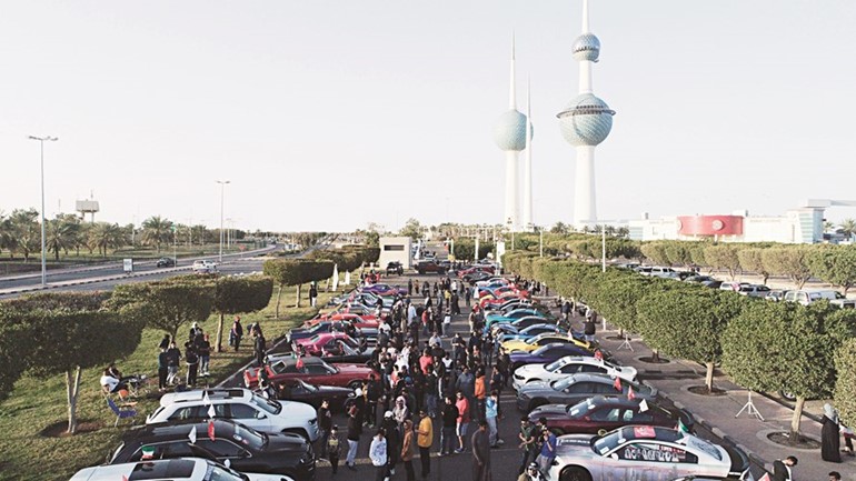 تجمع السيارات عند أبراج الكويت﻿