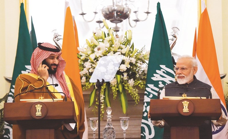 صاحب السمو الملكي محمد بن سلمان ولي العهد السعودي في مؤتمر صحافي مع رئيس الوزراء الهندي ناريندرا مودي في نيو دلهي	 (أ.ف.پ)﻿